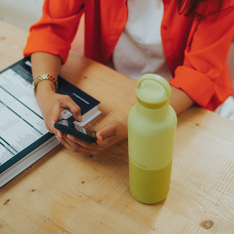 daily-on-the-go-set-b6 20oz_rise_classic_insulated_bottle_acacia_worker_phone_square.jpg