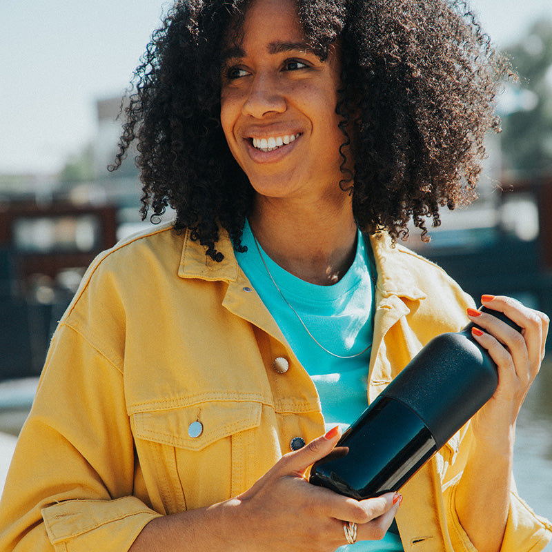 daily-on-the-go-set-b6 20oz_rise_classic_insulated_bottle_black_woman_smile_square.jpg