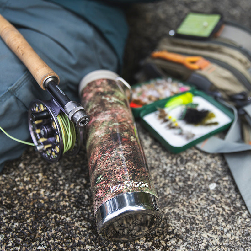 20oz-tkwide-with-cafe-cap-mossy-oak-h0 20oz_tumbler_mossyoak_rainbowtrout_flyfish_top_square.jpg